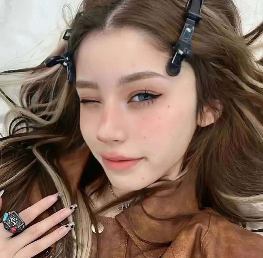 她与她的自画像